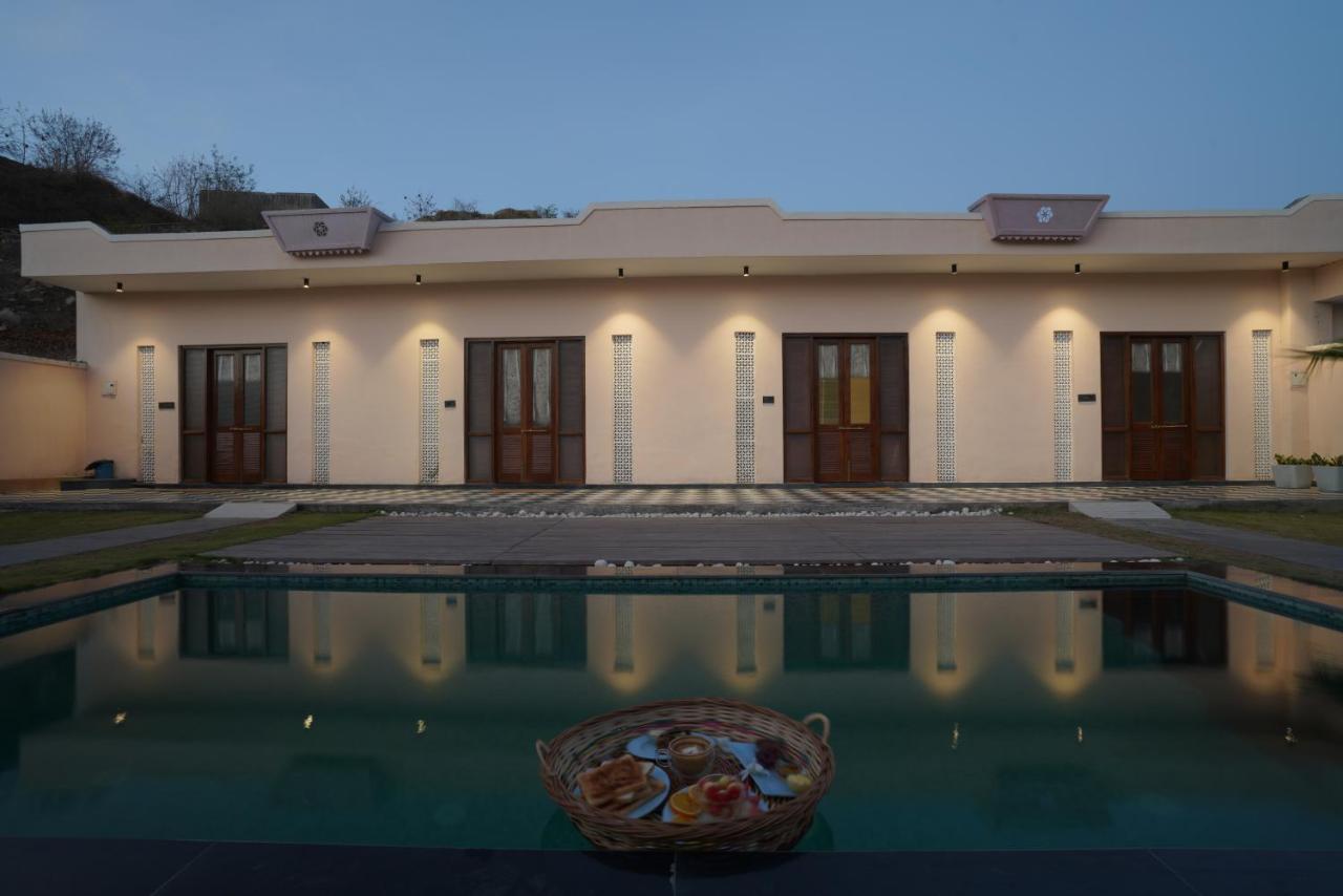 Parijat Private Pool Villa 1, 2 And 3 Bhk ウダイプル エクステリア 写真